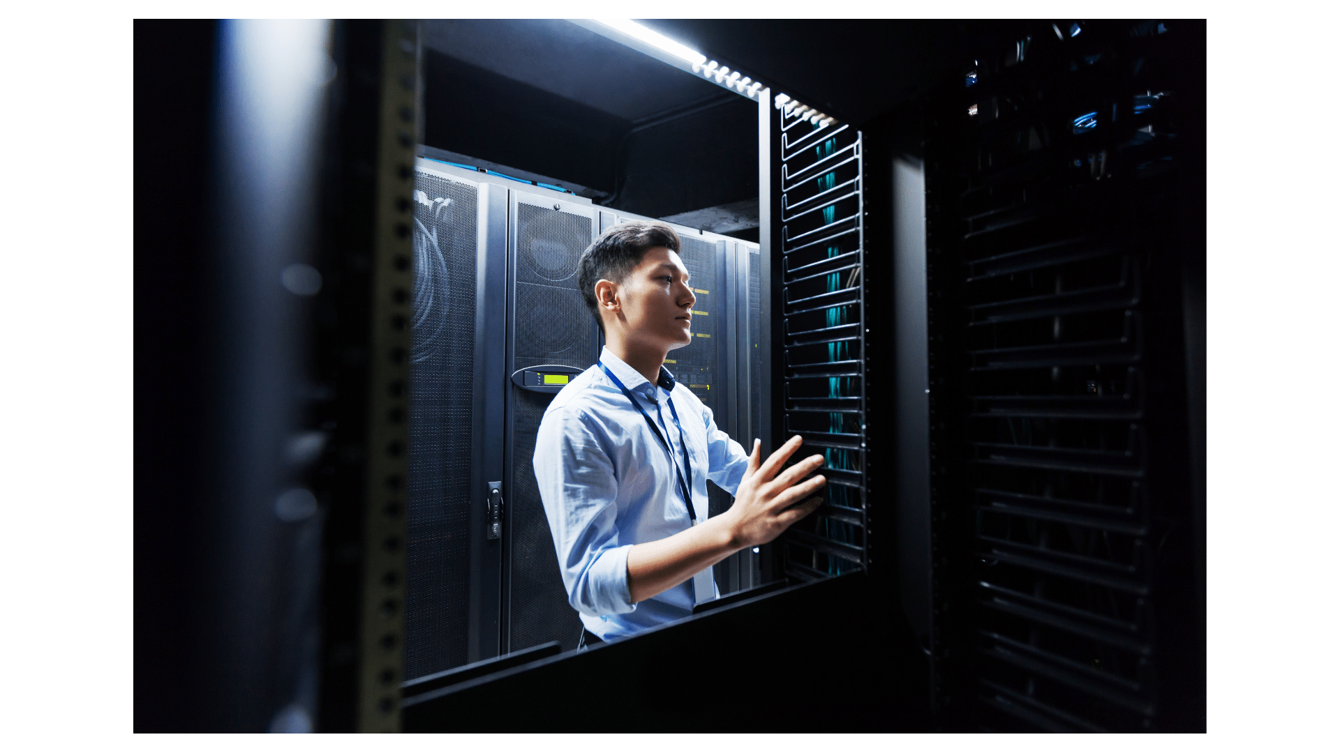 An overview of various server storage solutions highlighting their features and benefits.